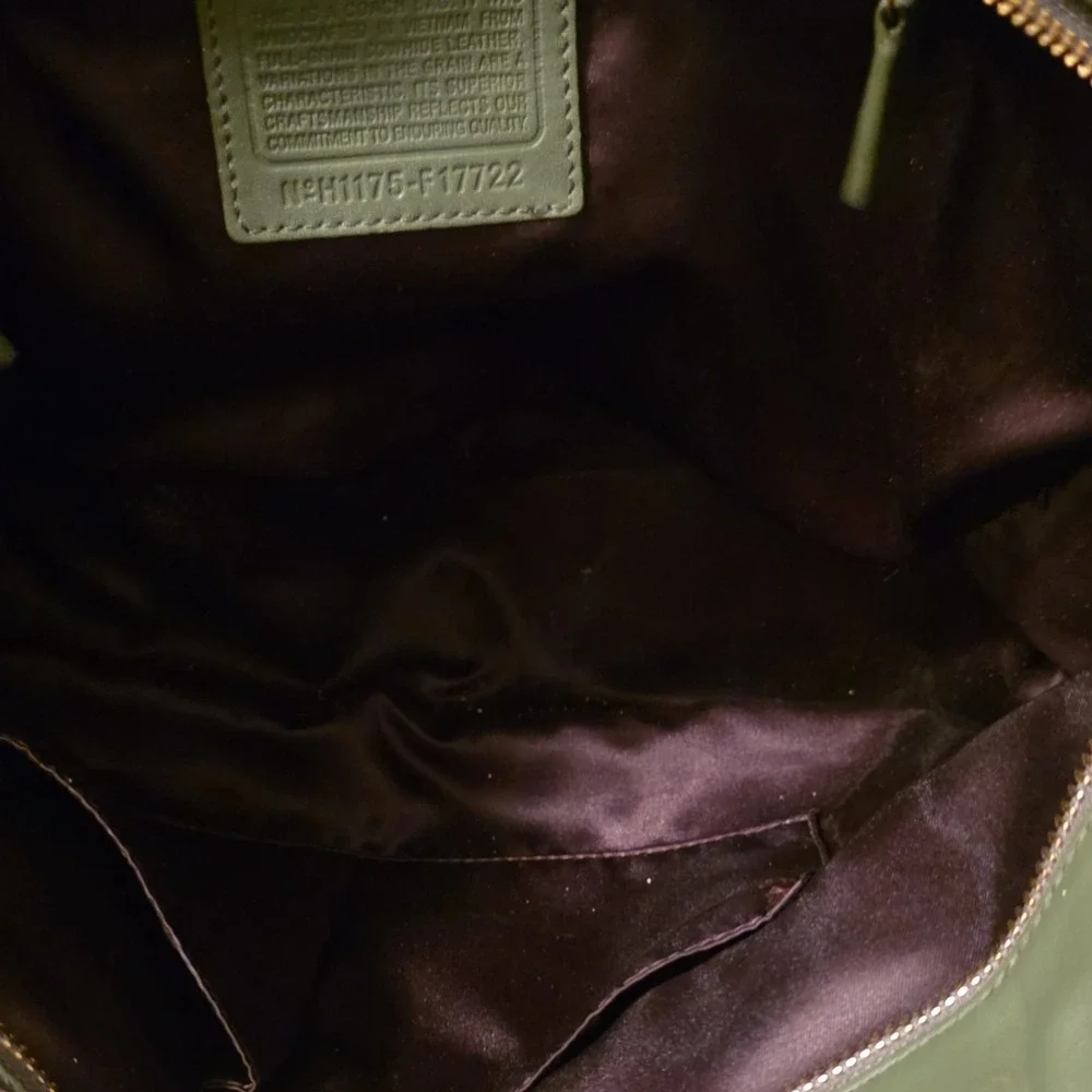 Coach Green Tote Logo Accent Zip Closure Inner Pockets Solid Pattern Women's